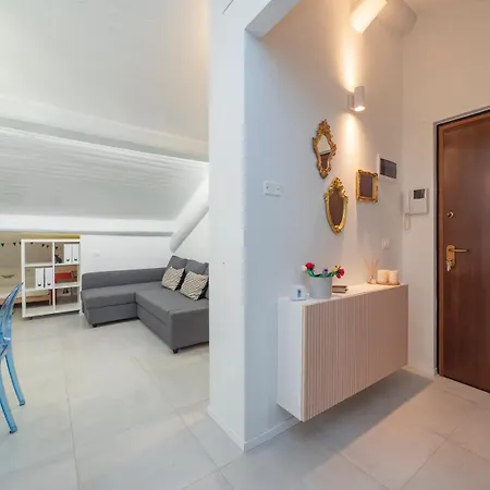 I Host - Jenner 14 * Milan